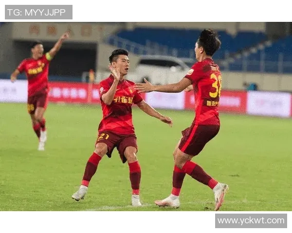 重庆极限运动队在世界攀岩锦标赛中以60分领跑积分榜展现强劲实力